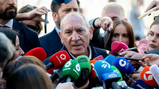 El juez interroga al exDAO de la Policía por la presunta agresión sexual a una subordinada El exdirector adjunto operativo (DAO) de la Policía Nacional, José Ángel González, atiende a los medios a su salida del Juzgado de Violencia sobre la Mujer Número 8, a 17 de marzo de 2026, en Madrid (España). El magistrado del Juzgado de Violencia sobre la Mujer Número 8 de Madrid interroga hoy al ex director adjunto operativo (DAO) de la Policía Nacional José Ángel González y a la mujer que le denunció por presunta agresión sexual. González renunció al cargo tras conocer que el juez había ad...