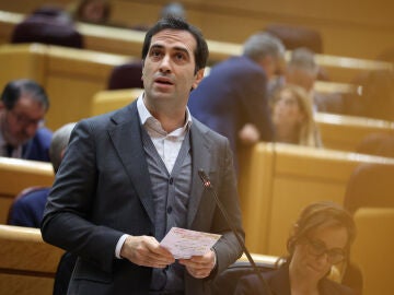 El ministro de Econom&iacute;a, Comercio y Empresa, Carlos Cuerpo, interviene durante una sesi&oacute;n plenaria en el Senado, a 17 de marzo de 2026, en Madrid (Espa&ntilde;a). La sesi&oacute;n plenaria de hoy en el Senado, en el marco de la XV Legislatura, es una sesi&oacute;n de control al Gobierno centrada en la rendici&oacute;n de cuentas. Incluye preguntas sobre transparencia (accidente de Adamuz, acceso a la informaci&oacute;n), pol&iacute;tica territorial, agricultura, vivienda, Estatuto del Artista e impacto de la guerra en Ir&aacute;n, as&iacute; como ...