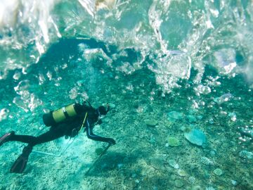 Tras 1.600 a&ntilde;os bajo el agua, arque&oacute;logos recuperan bloques de 80 toneladas de una de las Siete Maravillas del Mundo Antiguo