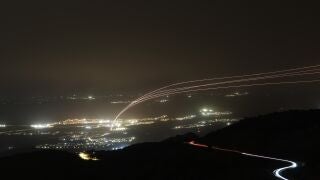 Undisclosed (Israel), 11/03/2026.- Israel's air defense systems intercept projectiles over northern Israel, as seen from Upper Galilee in northern Israel, 11 March 2026. The Israeli military reported that it detected missiles launched from Iran and Lebanon's Hezbollah following earlier US and Israeli strikes. (L&iacute;bano, Hizbul&aacute;/Hezbol&aacute;) EFE/EPA/ATEF SAFADI