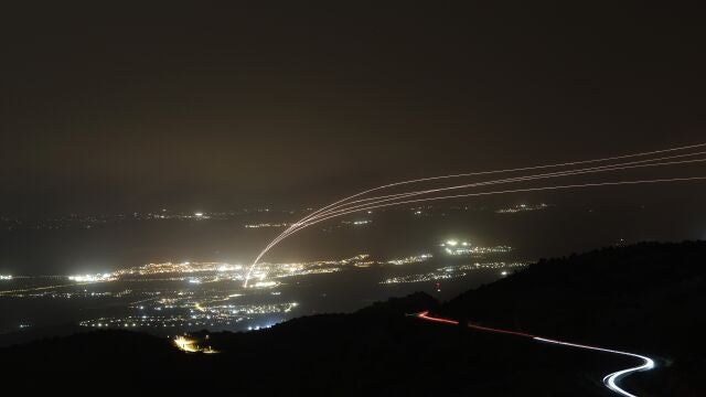 Undisclosed (Israel), 11/03/2026.- Israel's air defense systems intercept projectiles over northern Israel, as seen from Upper Galilee in northern Israel, 11 March 2026. The Israeli military reported that it detected missiles launched from Iran and Lebanon's Hezbollah following earlier US and Israeli strikes. (L&iacute;bano, Hizbul&aacute;/Hezbol&aacute;) EFE/EPA/ATEF SAFADI