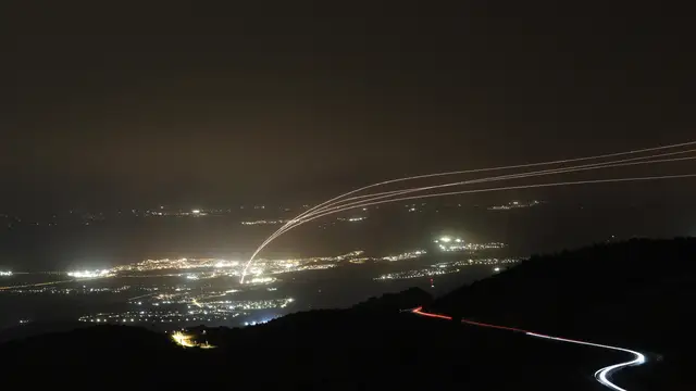 Undisclosed (Israel), 11/03/2026.- Israel's air defense systems intercept projectiles over northern Israel, as seen from Upper Galilee in northern Israel, 11 March 2026. The Israeli military reported that it detected missiles launched from Iran and Lebanon's Hezbollah following earlier US and Israeli strikes. (Líbano, Hizbulá/Hezbolá) EFE/EPA/ATEF SAFADI Undisclosed (Israel), 11/03/2026.- Israel's air defense systems intercept projectiles over northern Israel, as seen from Upper Galilee in northern Israel, 11 March 2026. The Israeli military reported that it detected missiles launched from Iran and Lebanon's Hezbollah following earlier US and Israeli strikes. (Líbano, Hizbulá/Hezbolá) EFE/EPA/ATEF SAFADI