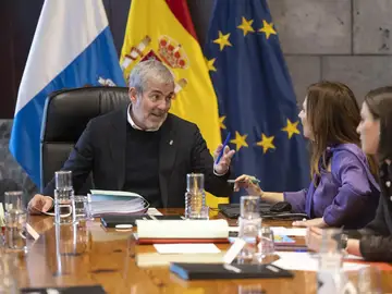 "No somos como el resto": Canarias exige a Sánchez que sus medidas contra la crisis del petróleo no ignoren la realidad del Archipiélago El presidente de Canarias, Fernando Clavijo (i), conversa con la consejera de Presidencia, Administraciones Públicas, Justicia y Seguridad, Nieves Lady Barreto (d), durante la reunión del Consejo de Gobierno.