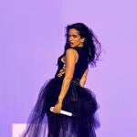 Rosal&iacute;a hace del escenario su templo y su teatro en el inicio de la gira de 'Lux' en Lyon