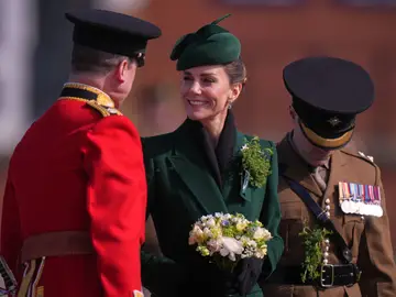 Britain Royals Britain's Kate, the Princess of Wales, joins the St. Patrick's Day Parade at Mons Barracks and presents the traditional sprigs of shamrock to the Officers and Guardsmen in Aldershot, Tuesday, March 17, 2026.(AP Photo/Alastair Grant)