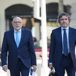 El ex director general de Carreteras, Javier Herrero (i), a su llegada a declarar como imputado por el ‘caso Koldo’ en la Audiencia Nacional