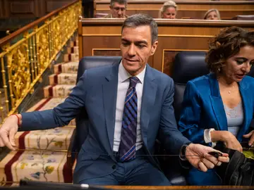 Pedro Sánchez, en el Congreso junto a María Jesús Montero Pedro Sánchez, PSOE, en la Sesión de Control en el Congreso