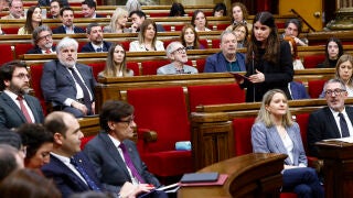 GRAFCAT9929. BARCELONA (ESPA&Ntilde;A), 18/03/2026.-La presidenta del grupo parlamentario de Junts, M&ograve;nica Sales (d) hace una pregunta al presidente de la Generalitat, Salvador Illa (i), durante la segunda jornada del pleno del Parlamento de Catalu&ntilde;a de esta semana, celebrada este mi&eacute;rcoles tras el acuerdo alcanzado entre el PSC y ERC para retirar el actual proyecto de presupuestos para 2026 para dar m&aacute;s margen en la negociaci&oacute;n con los republicanos.EFE/ Quique Garc&iacute;a 