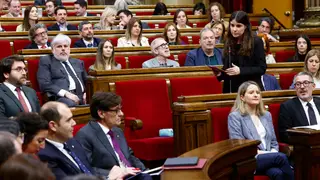 Segunda jornada del pleno del Parlamento de Cataluña GRAFCAT9929. BARCELONA (ESPAÑA), 18/03/2026.-La presidenta del grupo parlamentario de Junts, Mònica Sales (d) hace una pregunta al presidente de la Generalitat, Salvador Illa (i), durante la segunda jornada del pleno del Parlamento de Cataluña de esta semana, celebrada este miércoles tras el acuerdo alcanzado entre el PSC y ERC para retirar el actual proyecto de presupuestos para 2026 para dar más margen en la negociación con los republicanos.EFE/ Quique García