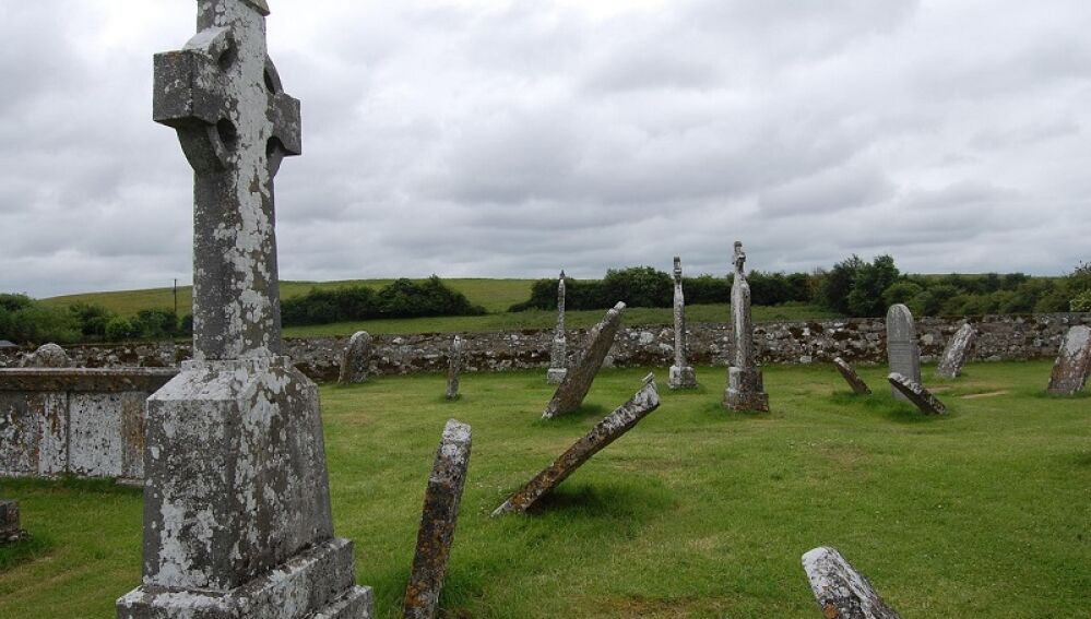 Imagen de archivo de una cruz en un cementerio. 