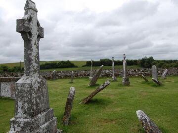 Imagen de archivo de una cruz en un cementerio. 