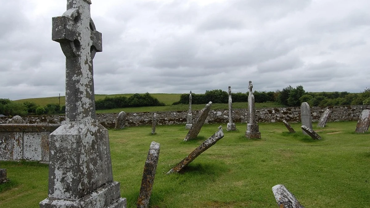 Imagen de archivo de una cruz en un cementerio.