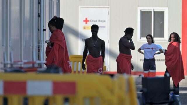 Inmigrantes rescatados en el puerto de La Restinga (El Hierro) tras ocho d&iacute;as de traves&iacute;a desde Gambia