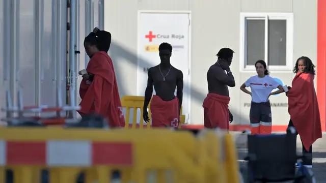 Inmigrantes rescatados en el puerto de La Restinga (El Hierro) tras ocho días de travesía desde Gambia Inmigrantes rescatados en el puerto de La Restinga (El Hierro) tras ocho días de travesía desde Gambia