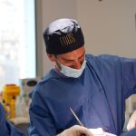 Uno de los cirujanos de las cl&iacute;nicas EGOS