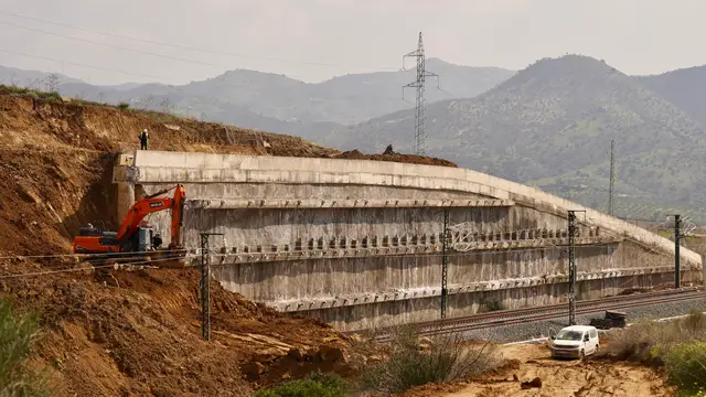 Imágenes de los trabajos que se están llevando a cabo en la vía de Alta Velocidad que une Málaga con Madrid. Imágenes de los trabajos que se están llevando a cabo en la vía de Alta Velocidad que une Málaga con Madrid.