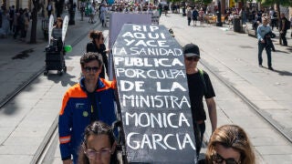 Manifestaci&oacute;n en Sevilla convocada por el Sindicato M&eacute;dico Andaluz (SMA) en rechazo del Estatuto Marco que impulsa el Ministerio de Sanidad. A 18 de marzo de 2026 en Sevilla (Andaluc&iacute;a, Espa&ntilde;a). En pleno ecuador de la segunda semana laboral de huelga contra el Estatuto Marco que impulsa el Ministerio de Sanidad de M&oacute;nica Garc&iacute;a, m&eacute;dicos y facultativos de Andaluc&iacute;a trasladan su protesta a la calle convocando una manifestaci&oacute;n en Sevilla en demanda de un Estatuto M&eacute;dico y Facultativo propio, un...