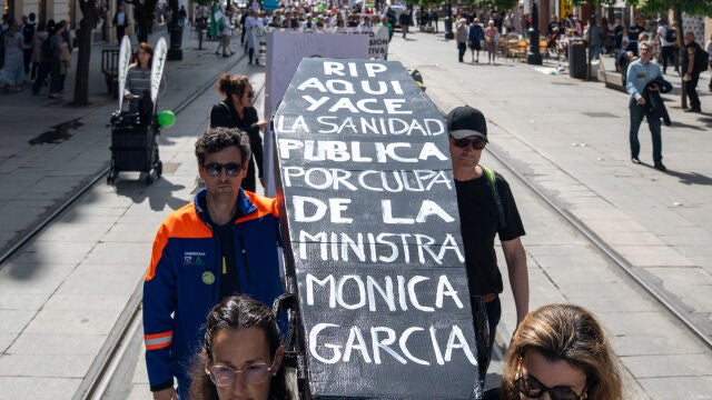 Manifestaci&oacute;n en Sevilla convocada por el Sindicato M&eacute;dico Andaluz (SMA) en rechazo del Estatuto Marco que impulsa el Ministerio de Sanidad. A 18 de marzo de 2026 en Sevilla (Andaluc&iacute;a, Espa&ntilde;a). En pleno ecuador de la segunda semana laboral de huelga contra el Estatuto Marco que impulsa el Ministerio de Sanidad de M&oacute;nica Garc&iacute;a, m&eacute;dicos y facultativos de Andaluc&iacute;a trasladan su protesta a la calle convocando una manifestaci&oacute;n en Sevilla en demanda de un Estatuto M&eacute;dico y Facultativo propio, un...