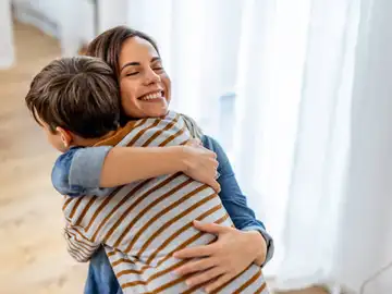 Ni 5 ni 10 segundos: este es el tiempo exacto que debe durar un abrazo para reducir el estrés según la ciencia Ni 5 ni 10 segundos: este es el tiempo exacto que debe durar un abrazo para reducir el estrés según la ciencia