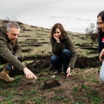 De izquierda a derecha: el consejero de Medio Ambiente, Carlos Novillo, la presidenta de la Comunidad de Madrid, Isabel D&iacute;az Ayuso, y la directora de la obra de recuperaci&oacute;n del Monte de Vi&ntilde;uelas, Carmen Mart&iacute;n, este mi&eacute;rcoles en Tres Cantos.