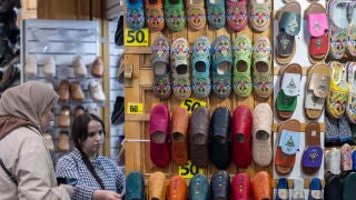 Rabat (Morocco), 18/03/2026.- Moroccans buy shoes ahead of the Eid al-Fitr celebrations in Rabat, Morocco, 18 March 2026. Eid al-Fitr is an Islamic holiday that marks the end of the Muslim month of Ramadan, and is celebrated during the first three days of Shawwal, the 10th month of the Islamic calendar. (Marruecos) EFE/EPA/JALAL MORCHIDI 