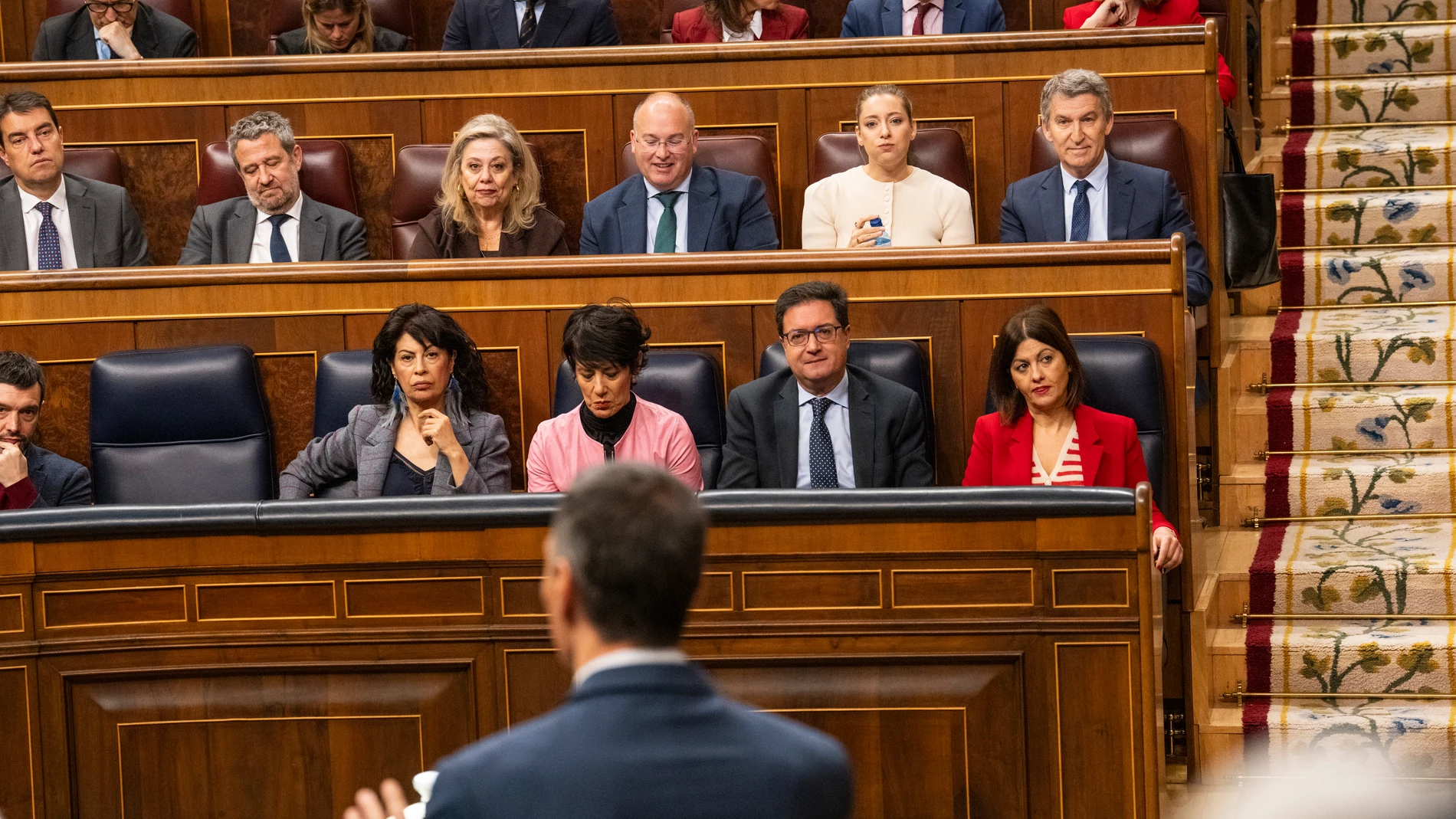 Alberto Núñez Feijóo, al fondo, sigue al presidente del Gobierno, Pedro Sánchez, ayer en el Congreso Alberto Núñez Feijóo, al fondo, sigue al presidente del Gobierno, Pedro Sánchez, ayer en el Congreso