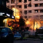 Varias explosiones sacuden un edificio tras un ataque israel&iacute; en el centro de Beirut, L&iacute;bano