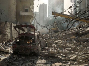 FOTODELD&Iacute;A BEIRUT (L&Iacute;BANO), 18/03/2026.- Vista e los destrozos causados en el centro de Beirut tras un bombardeo por parte de Israel poco despu&eacute;s de que el ej&eacute;rcito emitiera una orden de evacuaci&oacute;n para el lugar. Al menos seis personas murieron y otras 24 resultaron heridas este mi&eacute;rcoles en dos bombardeos israel&iacute;es contra edificios en Beirut, lo que eleva a siete el n&uacute;mero de ataques ocurridos dentro de la capital desde el inicio de las hostilidades hace m&aacute;s de dos semanas. EFE / Edgar Guti&eacute;...