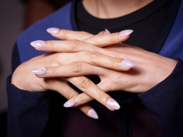 El color de u&ntilde;as que nadie esperaba vuelve como tendencia en la primavera 2026.
