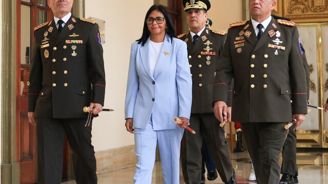 AME5600. CARACAS (VENEZUELA), 19/03/2026.- Fotograf&iacute;a cedida por Prensa Miraflores que muestra a la presidenta encargada de Venezuela, Delcy Rodr&iacute;guez (c), caminando junto al nuevo ministro de Defensa, Gustavo Gonz&aacute;lez L&oacute;pez (d); y el saliente ministro de esa cartera, Vladimir Padrino L&oacute;pez (i) este jueves, en Caracas (Venezuela). EFE/ Prensa Miraflores /SOLO USO EDITORIAL/ NO VENTAS/ SOLO DISPONIBLE PARA ILUSTRAR LA NOTICIA QUE ACOMPA&Ntilde;A (CR&Eacute;DITO OBLIGATORIO) 