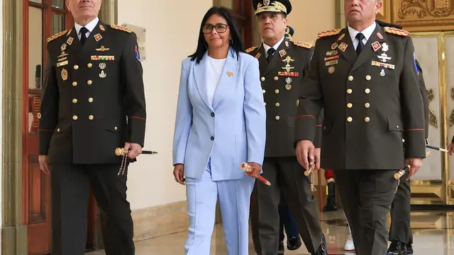 Gustavo González López asume como nuevo ministro de Defensa en Venezuela AME5600. CARACAS (VENEZUELA), 19/03/2026.- Fotografía cedida por Prensa Miraflores que muestra a la presidenta encargada de Venezuela, Delcy Rodríguez (c), caminando junto al nuevo ministro de Defensa, Gustavo González López (d); y el saliente ministro de esa cartera, Vladimir Padrino López (i) este jueves, en Caracas (Venezuela). EFE/ Prensa Miraflores /SOLO USO EDITORIAL/ NO VENTAS/ SOLO DISPONIBLE PARA ILUSTRAR LA NOTICIA QUE ACOMPAÑA (CRÉDITO OBLIGATORIO)