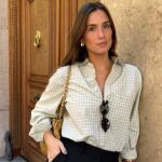 Mar&iacute;a Pombo con camisa de cuadros y pantal&oacute;n negro