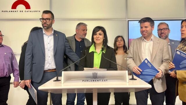 La l&iacute;der de Alian&ccedil;a Catalana, S&iacute;lvia Orriols, en una rueda de prensa en el Parlament