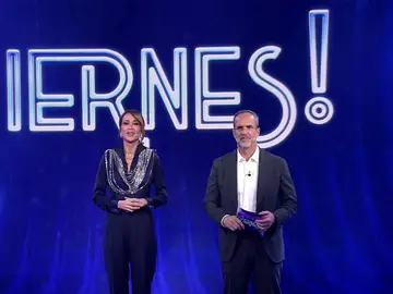 Beatriz Archidona y Santi Acosta, presentadores de 'De Viernes' Beatriz Archidona y Santi Acosta, presentadores de 'De Viernes'