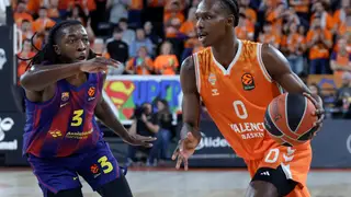 Badio trata de escapar de la defensa de Cale Badio trata de escapar de la defensa de Cale