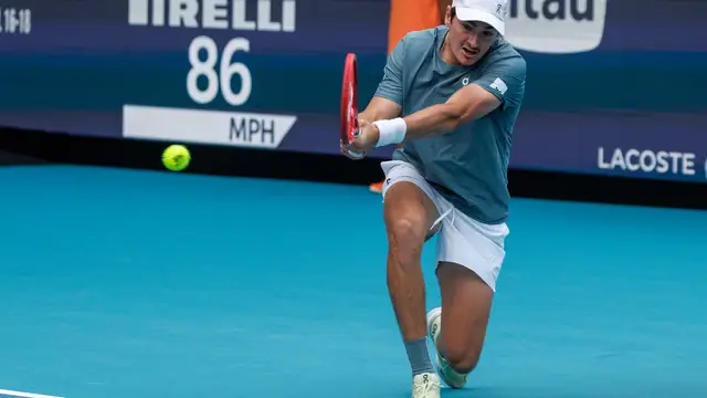 Joao Fonseca golpea desde el fondo de la pista en su partido ante Marozsan Joao Fonseca golpea desde el fondo de la pista en su partido ante Marozsan