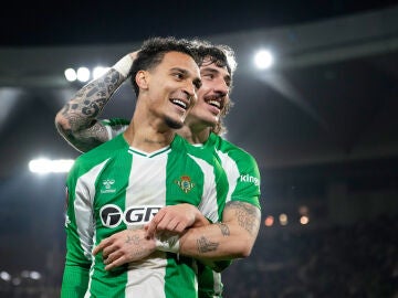 Betis' Antony celebrates with Betis' Hector Bellerin after scoring his side's fourth goal during the Europe League round of 16 second leg soccer match between Real Betis and Panathinaikos in Seville, Spain, Thursday, March 19, 2026. (AP Photo/Jose Breton)
