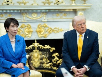 Washington (United States of America), 19/03/2026.- US President Donald J Trump (R) meets with Japanese Prime Minster SanaeTakaichi (L) in the Oval Office of the White House in Washington, DC, USA, 19 March 2026. The war with Iran will be a major topic of discussions between the President and the PM. (Jap&oacute;n) EFE/EPA/Aaron Schwartz /POOL 