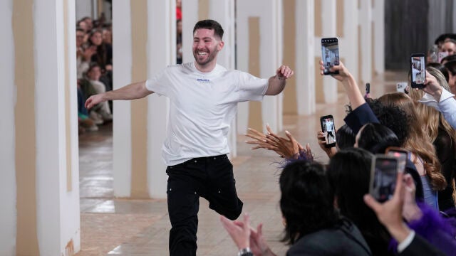MADRID, 19/03/2026.- El dise&ntilde;ador Juan Carlos Pajares en un momento del desfile de la firma JCPajares dentro de la Semana de la Moda de Madrid (MBFW), este jueves en el Palacio Fernan N&uacute;&ntilde;ez. EFE/ Borja S&aacute;nchez-Trillo 
