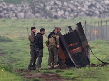 FOTODELD&Iacute;A Ubicaci&oacute;n no revelada (), 19/03/2026.- Soldados israel&iacute;es inspeccionan los restos de un misil bal&iacute;stico iran&iacute; que cay&oacute; en un campo abierto en una ubicaci&oacute;n no revelada en los Altos del Gol&aacute;n, territorio anexionado por Israel, cerca de la frontera con Siria, este jueves. El ej&eacute;rcito israel&iacute; inform&oacute; haber detectado misiles lanzados desde Ir&aacute;n tras ataques previos de Estados Unidos e Israel. EFE/ Atef Safadi 