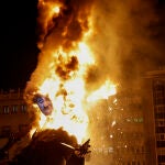 Valencia lanza al mundo un grito colectivo contra las guerras en sus Fallas m&aacute;s pacifistas