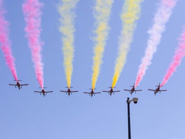 Desfile militar en Oviedo con motivo del D&iacute;a de las Fuerzas Armadas