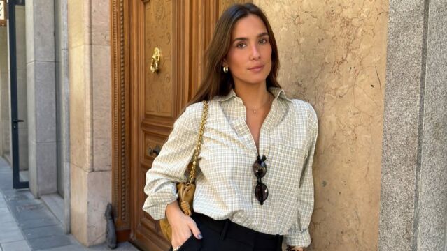 Mar&iacute;a Pombo con camisa de cuadros y pantal&oacute;n negro