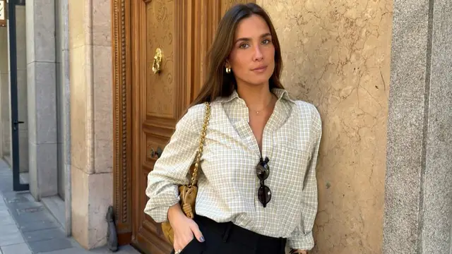 María Pombo con camisa de cuadros y pantalón negro María Pombo con camisa de cuadros y pantalón negro