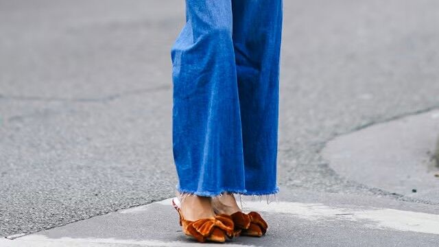 Zapatos con lazo en look de street style con vaqueros