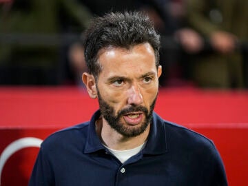 Carlos Corberan, head coach of Valencia CF, looks on during the Spanish league, LaLiga EA Sports, football match played between Sevilla FC and Valencia CF at Ramon Sanchez-Pizjuan stadium on March 21, 2026, in Sevilla, Spain. AFP7 21/03/2026 ONLY FOR USE IN SPAIN
