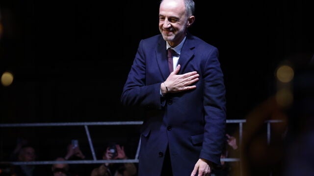 Paris (France), 22/03/2026.- Socialist Party (PS) and left-wing coalition mayoral candidate Emmanuel Gregoire reacts as he celebrates following the announcement of the preliminary results in the second round of the Paris municipal elections, in Paris, France, 22 March 2026. As the projected winner of the 2026 municipal runoff, Emmanuel Gregoire is now the mayor-elect of Paris, set to succeed Anne Hidalgo. (Elecciones, Francia) EFE/EPA/YOAN VALAT