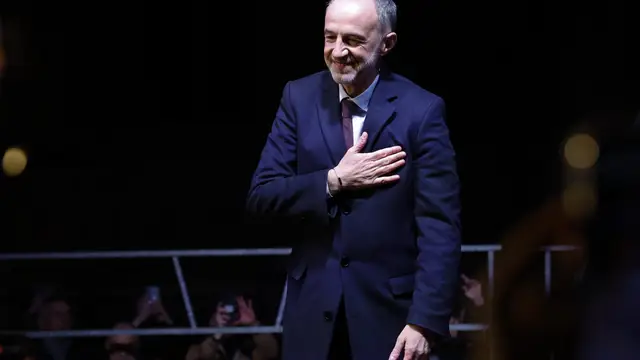 El nuevo alcalde de París, el socialista Emmanuel Gregoire, celebra su victoria Paris (France), 22/03/2026.- Socialist Party (PS) and left-wing coalition mayoral candidate Emmanuel Gregoire reacts as he celebrates following the announcement of the preliminary results in the second round of the Paris municipal elections, in Paris, France, 22 March 2026. As the projected winner of the 2026 municipal runoff, Emmanuel Gregoire is now the mayor-elect of Paris, set to succeed Anne Hidalgo. (Elecciones, Francia) EFE/EPA/YOAN VALAT