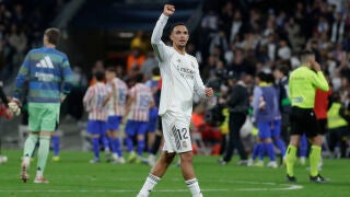 MADRID, 22/03/2026.- El lateral del Real Madrid Trent Alexander-Arnold celebra la victoria, al t&eacute;rmino del partido de la jornada 29 de LaLiga que Real Madrid y Atl&eacute;tico de Madrid han disputado este domingo en el estadio Santiago Bernab&eacute;u. EFE/Juanjo Mart&iacute;n 