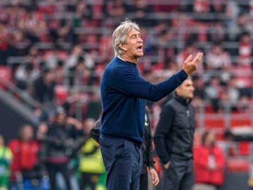 BILBAO, 22/03/2026.- El entrenador del Betis, Manuel Pellegrini, durante el partido de la jornada 29 de LaLiga de f&uacute;tbol que Athletic Club y Real Betis disputan este domingo en el estadio de San Mam&eacute;s, en Bilbao.-EFE/ Javier Zorrilla 